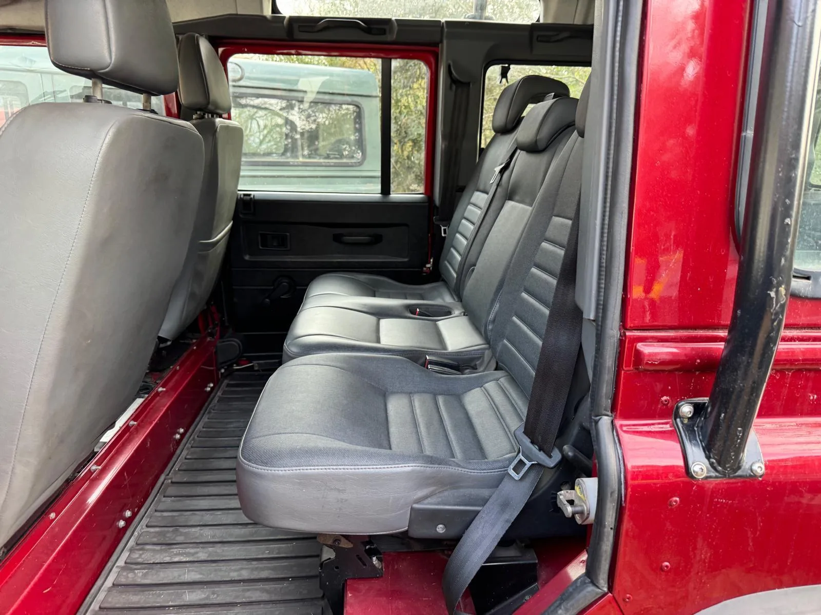 Land Rover Defender 110 TD4 (2014) — 6 — Chibron Automobiles Services